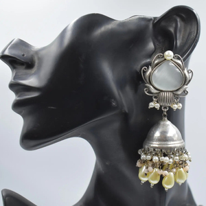 Boucles d'oreilles créoles en forme de feuille de laiton argenté, effet imitation argent, tendance 2025, pour filles et femmes - Product Image 1