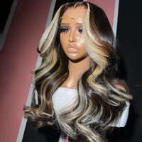 Vorgezupfte Haarlinie mit Babyaar rot blond mit schwarzer gewellter Highlight-Perücke gemischte Farben 13 × 4 menschliches Haar Spitzen-Vorperücken