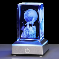 EURAN Cubo Laser 3D di Lusso Moderno con Base LED, Figurina di Lupo in Cristallo, Luce Notturna Multicolore 5*5*8cm