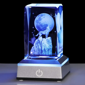 EURAN Cubo Laser 3D di Lusso Moderno con Base LED, Figurina di Lupo in Cristallo, Luce Notturna Multicolore 5*5*8cm - Product Image 1