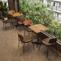 Tables et chaises de restaurant de style antique ; ce mobilier de salle à manger convient aux bars et aux cafés