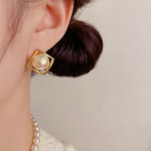 Pendientes de Perlas de Resina con Bisel de Acero Inoxidable Chapado en Oro de 18K, Estilo Retro QX para Mujer, Diseño Geométrico Irregular - Product Image 6
