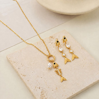 Set Kalung Mutiara Air Tawar Tulang Ikan Lapis Emas PVD Baja Anti Karat Pantai Musim Panas, Anting-anting Kristal Zirkon Ekor Ikan Gaya Laut untuk Wanita