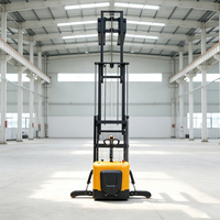 Gerbeur électrique sur palettes SYNGE avec pieds stabilisateurs, capacité 1500kg-2000kg, hauteur de levage 1.6-5.5m, certifié CE
