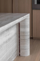 Meubles de cuisine VERMONHOUZZ sur mesure en bois clair avec îlot en travertin et design minimaliste pour cuisine