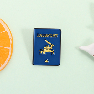 Épingles en émail de jeu de survie d'escalade en rocher coopératif multijoueur, badge de revers personnalisé pour rôle de jeu, broche de passeport, cadeau en gros - Product Image 2