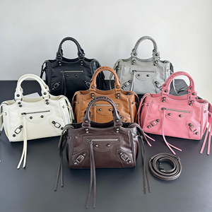 Pochette de luxe pour femme, imperméable, à rivets, motif géométrique, avec logo, et bandoulière amovible, style motard tendance - Product Image 2