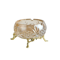 Cendrier de luxe moderne en verre taillé avec pieds en alliage doré, design rond ambré pour la décoration de table de salon, d'hôtel ou de bureau