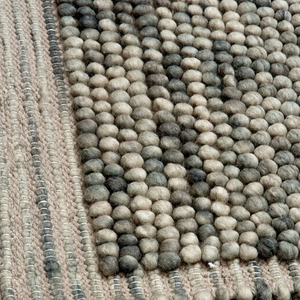Tapis artisanal en feutre de laine à poils longs gris uni moderne pour salon - Product Image 1