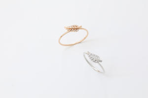 Anillo de Diamantes con Diseño de Hoja Blanca en Oro de 14K, Joyería Fina al por Mayor, Anillo Minimalista Apilable, Fabricante Personalizado de Joyería para Mujer, OEM ODM - Product Image 2