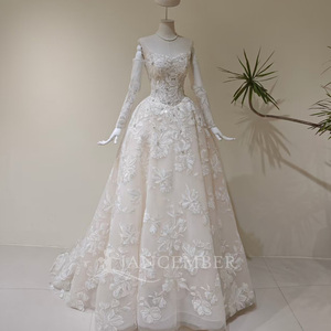 LY115 Robe de mariée en dentelle à motif brodé Royal Sweetheart pour femmes - Product Image 1