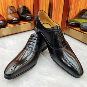 Chaussures habillées formelles britanniques pour hommes en cuir coloré artisanal de luxe, détails en brocart, antidérapantes, à enfiler - Product Image 3