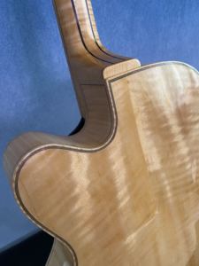 <span class=keywords><strong>Guitare</strong></span> électrique jazz artisanale Yunzhi <span class=keywords><strong>Luthier</strong></span> 17 pouces, corps creux en érable flammé, table arquée en épicéa, dos et côtés en ébène, manche en ébène, finition naturelle - Product Image 5