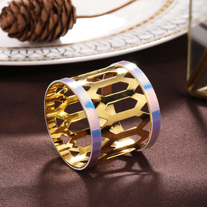 Anello Portatovagliolo in Metallo Elettroplaccato con Diamanti Incastonati, Decorazione Esclusiva per Hotel, Anello Portatovagliolo Dorato per Matrimoni - Product Image 1
