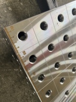 Table de soudage D16 avec dispositifs de fixation pour la fabrication métallique sur mesure