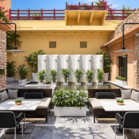 Meubles de restaurant d'extérieur sur mesure : tables de patio, chaises et canapés banquette