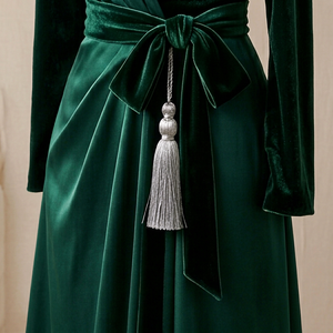 Robe en velours vert avec détail de pompon argenté pour usage vestimentaire - Product Image 1