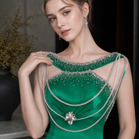 Robe de soirée et de bal formelle vert jade en satin, coupe trapèze, col illusion, sans bretelles, avec chaîne perlée, drapé, traîne chapelle, longueur ras du sol, faite main