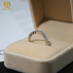 Anillo Unisex Minimalista de Lujo Discreto, Diseño en Forma de V, Diamante de Laboratorio de Alta Calidad, Certificado IGI, Platino, Personalizado para Uso Diario - Product Image 3