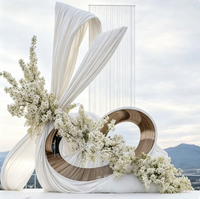 Installation artistique de mariage personnalisée : toile de fond moderne en cercle incurvé avec organza de soie blanc pour la décoration de scène d'événements et de fêtes