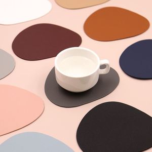 Posavasos de Cuero PU Nórdico en 11 Colores, Forma Irregular, Fácil de Limpiar, Aislante, Decoración para Mesa de Comedor - Product Image 1