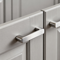 Ensemble d'armoires de cuisine de style américain de luxe en gris clair sur mesure, avec un grand îlot central et un plan de travail en quartz