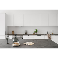 Ensemble d'armoires de cuisine modernes de luxe avec portes plates et portes vitrées, tiroirs à fermeture douce
