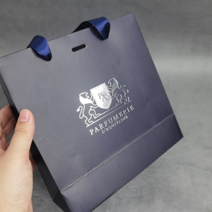 Bolsas de Compra de Papel Azul Marino Personalizadas con Asas de Cinta de Satén Azul Rey - Bolsas de Regalo de Lujo para Perfumes y Cosméticos - Product Image 6