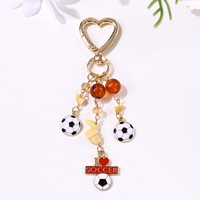 Breloque de sac de football en forme de cœur avec fermoir, breloques de ballon de rugby scintillantes, porte-clés à pompon perlé, accessoire de sac, pendentif de sac sportif