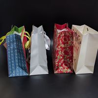 Sacs en papier SP1729 avec étiquettes cadeaux, sacs cadeaux en vrac pour fête prénuptiale avec poignées, sacs fourre-tout pour les fêtes de Noël, mariages et autres événements.