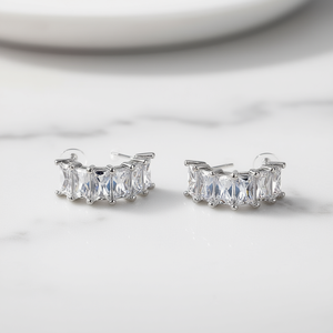 Pendientes Huggie de Oro Blanco con Cristales de Corte Esmeralda y Engaste de Garra, Joyería de Moda para Fiesta para Mujer, Estilo Clásico - Product Image 2