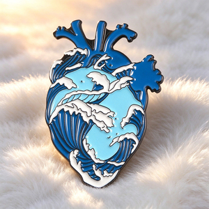 Épinglette de Noël personnalisée exquise, broche en métal poli de haute qualité avec impression sérigraphiée - Product Image 3