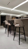 Tabouret de bar moderne de luxe léger avec revêtement en cuir et pieds en métal, chaise de bar/îlot de cuisine pour les maisons européennes/américaines