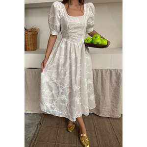 Robe Vintage Blanche en Gros, Manches Ballon, Broderie, Col Carré, Logo Personnalisé, Volants, Taille XL pour les Occasions Printanières - Product Image 2