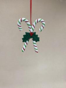 Ornement de canne à sucre rayée rouge et verte avec houx, décoration suspendue en pâte à modeler en forme de canne à sucre croisée pour sapin de Noël - Product Image 1