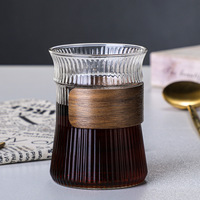 Tasse à thé à bulles transparente en verre borosilicaté fait à la main tasse en verre à rayures verticales côtelées simples avec col en bois