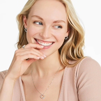 Collier fin Evanex personnalisé pour femme en argent sterling 925 plaqué or 18 carats avec pendentif trèfle à quatre feuilles en moissanite et nacre