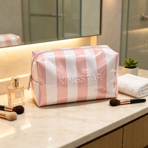 Sac <span class=keywords><strong>de</strong></span> maquillage rayé rose bébé en gros, <span class=keywords><strong>trousse</strong></span> <span class=keywords><strong>de</strong></span> <span class=keywords><strong>toilette</strong></span> étanche en PVC, sac cosmétique personnalisé avec logo en relief, sac cosmétique enduit <span class=keywords><strong>de</strong></span> PVC pour filles - Product Image 2