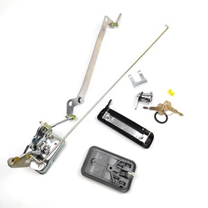 Ensemble de serrures de porte de cabine Kobelco SK200-68 côté conducteur avec poignée intérieure et clés - Product Image 1