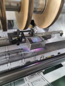 Máquina Cortadora de Rollos Jumbo de Diseño Innovador para Bolsas con Cierre Hermético - Product Image 3