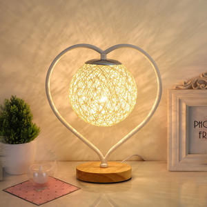 Lampe de table de mariage, design nordique en forme de cœur, tendance romantique, veilleuse de chevet pour chambre à coucher, pour l'allaitement - Product Image 4