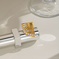 Wasserdichter Trendiger 18K PVD-Vergoldeter Edelstahl Fächerförmiger Hohler Zirkonia Breiter Ring für Damen