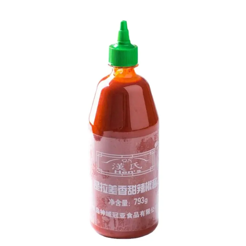 Heiße Sriracha Chili Sauce in Quetsch flasche zum Kochen und Würzen