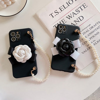 Coque de téléphone portable Lady Fashion Camélia Flower pour iPhone 16 Plus 15 14 13 Pro XR XS Max avec chaîne de perles à main
