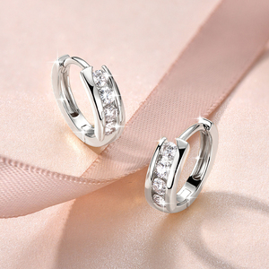 Boucles d'oreilles créoles tendance et brillantes de style minimaliste, avec motif géométrique Virtuous Cycle et moissanite de 2,5 mm, pour femme - Product Image 6