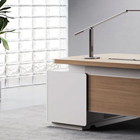Bureau de direction personnalisable à livraison rapide, fournisseur de bureaux de patron simples et élégants avec gestion des prises et des câbles pour salle de réunion