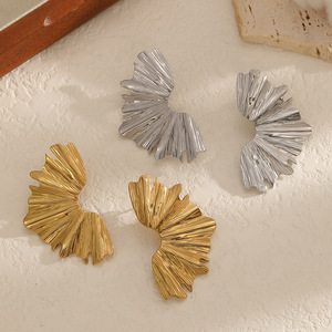 ต่างหูสตั๊ดเหล็กไทเทเนียมลายจีบสำหรับผู้หญิง 18k ทองคำเปลว สแตนเลสสตีล เครื่องประดับแฟชั่น ดีไซน์รูปใบไม้ - Product Image 1