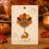 Broche en émail souple 2D Chibi Turkey Pie, Pendentif tranche de tarte à la citrouille, Chaîne dorée, Bijoux de Thanksgiving, Badges personnalisés en gros