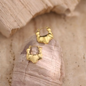 Boucles d'oreilles Huggie Minimalistes Vintage en Acier Inoxydable Texturé, Formes Multiples (Cœur, Étoile, Éventail, C) Anti-allergie, Élégantes pour Femmes de Bureau - Product Image 2