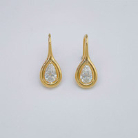 Boucles d'oreilles pendantes élégantes et polyvalentes en or jaune 18 carats avec diamants de laboratoire taille goutte d'eau, style minimaliste pour le quotidien